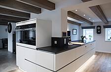 Eine Kochinsel geht um die Ecke