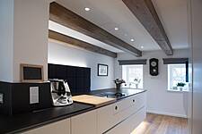 Weiße Mattlack Küchenmöbel mit Natursteinplatte aus geflammtem Nero Assoluto