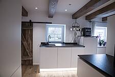 Spülzentrum mit hochgestellter Spülmaschine